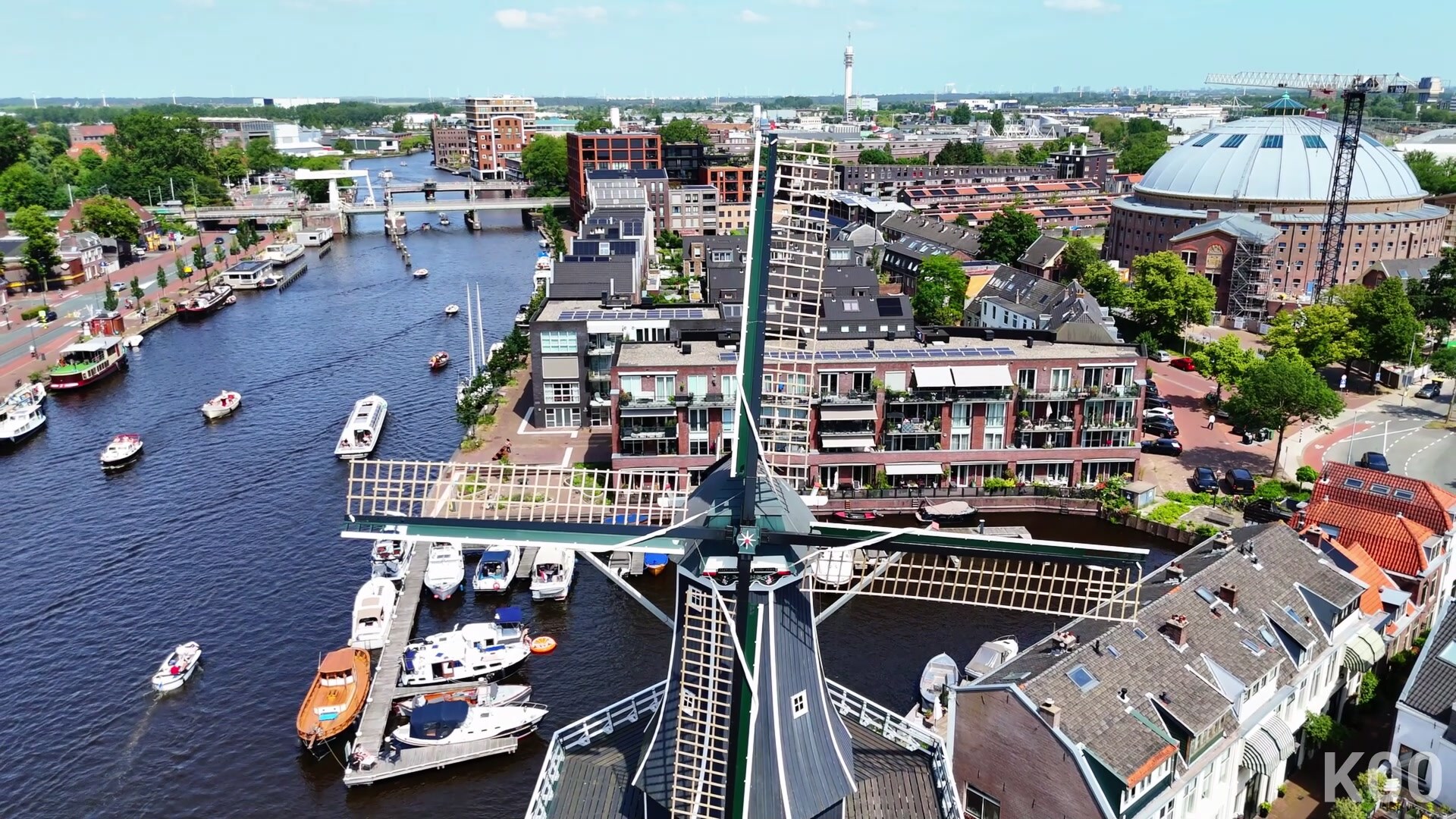Dronebeeld vlak boven de wieken van molen De Adriaan in Haarlem